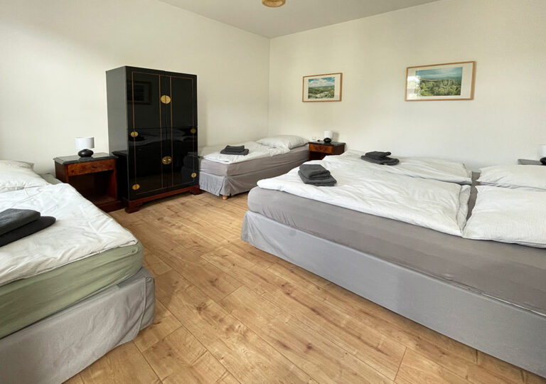Schlafzimmer mit 4 Betten - Wohnung Kirnitzschtal